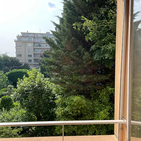 4 Minutes From Train Station Apartamento